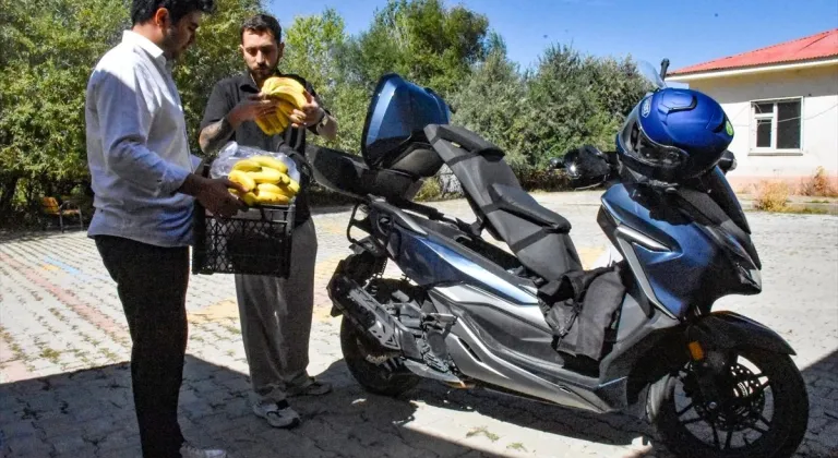 Motosikletiyle gittiği ücra mahallede çocuklara tatlı ikram ediyor