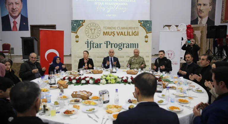 Muş Valisi Çakır, şehit aileleri ve gazilerle iftar yaptı