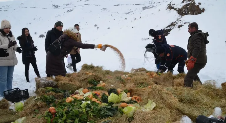 Muş Valisi Çakır, yaban hayvanları için doğaya yem bıraktı