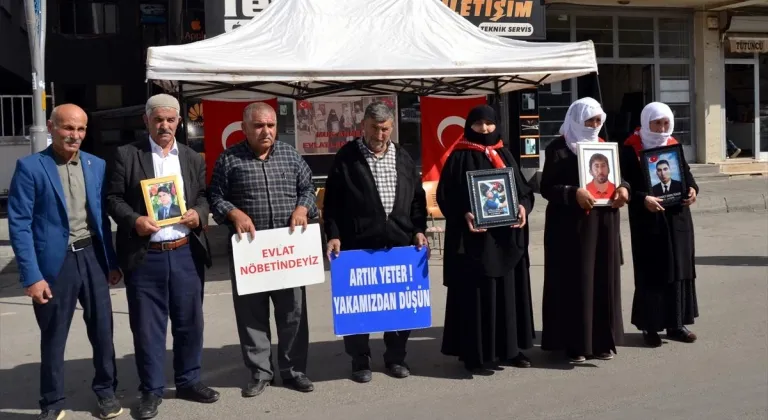 Muşlu aileler DEM Parti binası önündeki "evlat nöbeti"ni sürdürdü