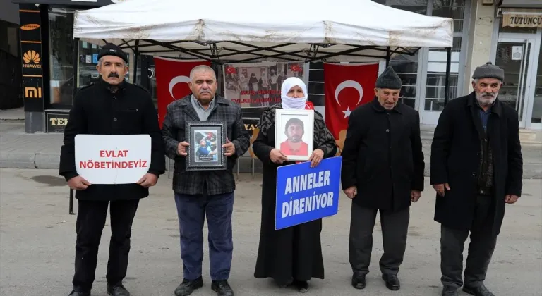 Muşlu aileler DEM Parti binası önündeki "evlat nöbeti"ni sürdürdü