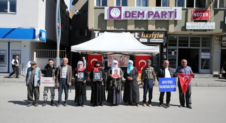 Muşlu aileler DEM Parti önünde "evlat nöbeti"ni sürdürdü