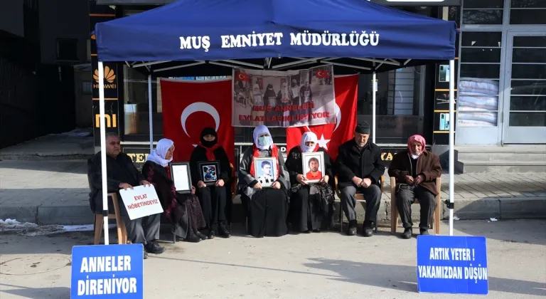 Muşlu aileler, DEM Parti önündeki "evlat nöbeti"ni sürdürdü