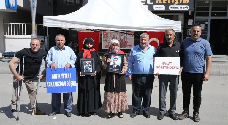 Muşlu aileler, DEM Parti önündeki "evlat nöbeti"ni sürdürüyor