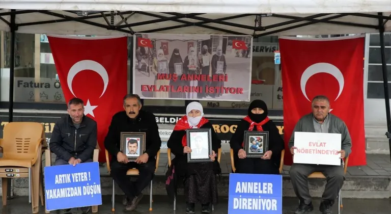 Muşlu ailelerin DEM Parti önündeki eylemi sürüyor