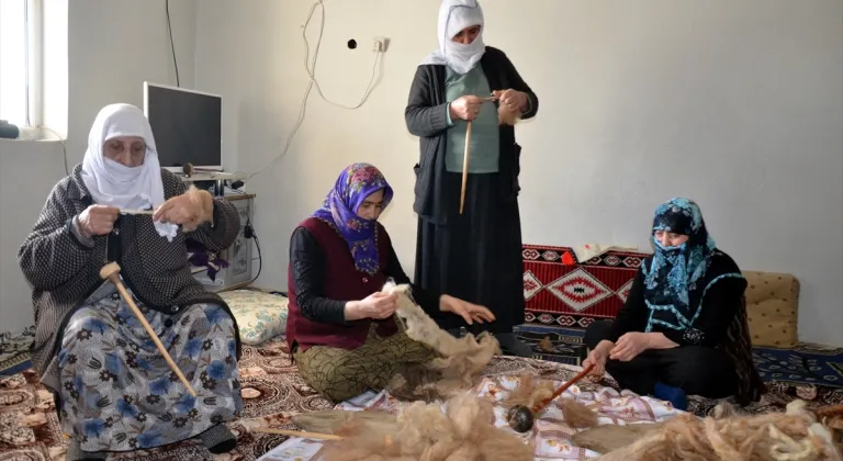 Muşlu kadınlar yün çorap örme geleneğini sürdürüyor