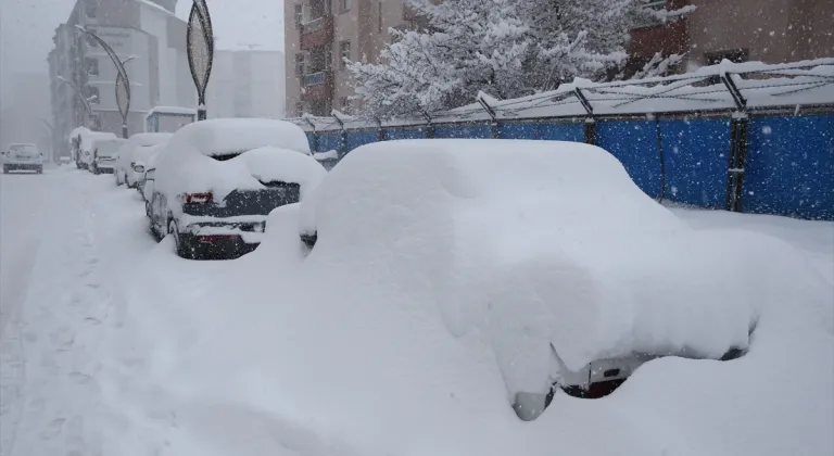 Hakkari'de kar nedeniyle yarın taşımalı eğitime ara verildi