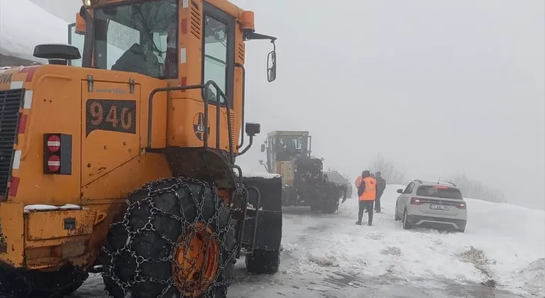 Muş'ta araçlarıyla yolda kalanlar kurtarıldı