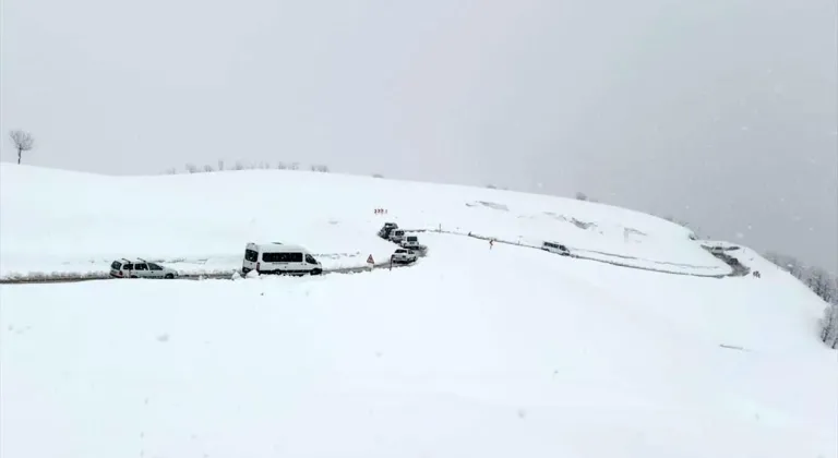 Muş'ta araçlarıyla yolda mahsur kalan 85 kişi ekiplerce kurtarıldı