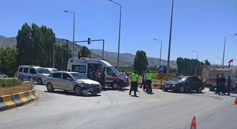 Muş'ta çarpışan iki otomobildeki 3 kişi yaralandı