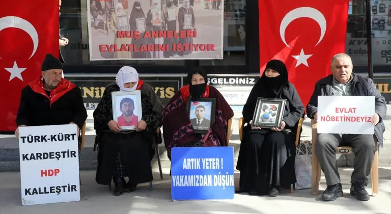 Muş'ta DEM Parti önünde eylem yapan ailelerden çocuklarına "devlete sığının" çağrısı