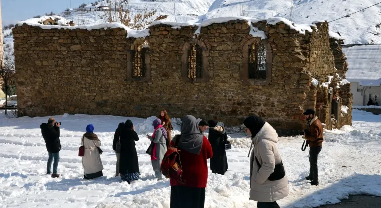 Muş'ta fotoğrafçılık kursiyerleri, tarihi mekanları ve donan şelaleleri görüntüledi