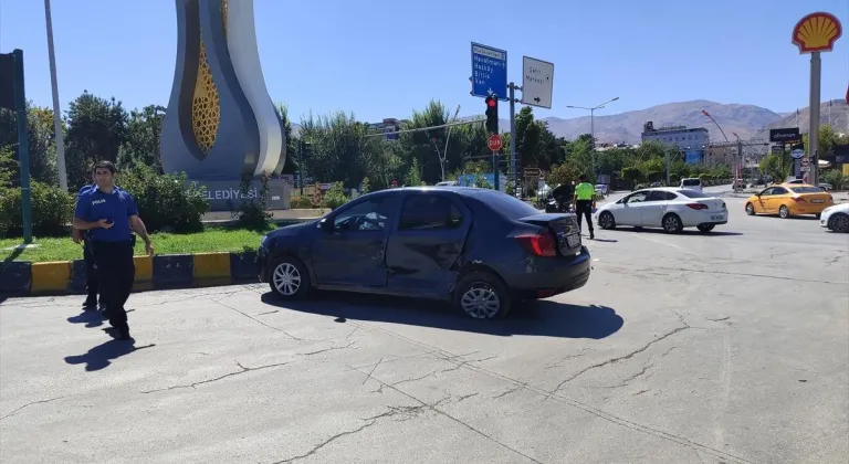 Muş'ta iki otomobilin çarpıştığı kazada 5 kişi yaralandı