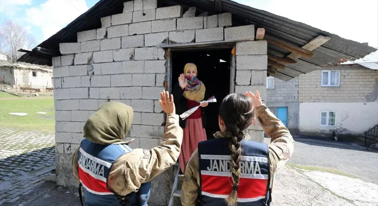 Muş'ta kadın komutanlar, köydeki kadınların gününü kutladı