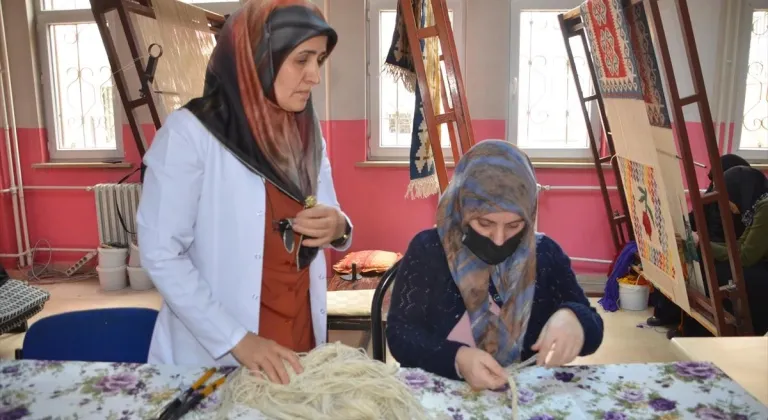 Muş'ta kadınlar halı ve kilim atölyelerinde dokuma kültürünü yaşatıyor