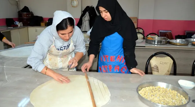 Muş'ta kadınlar katıldıkları aşçılık kursunda iftarlık yemekler hazırlıyor