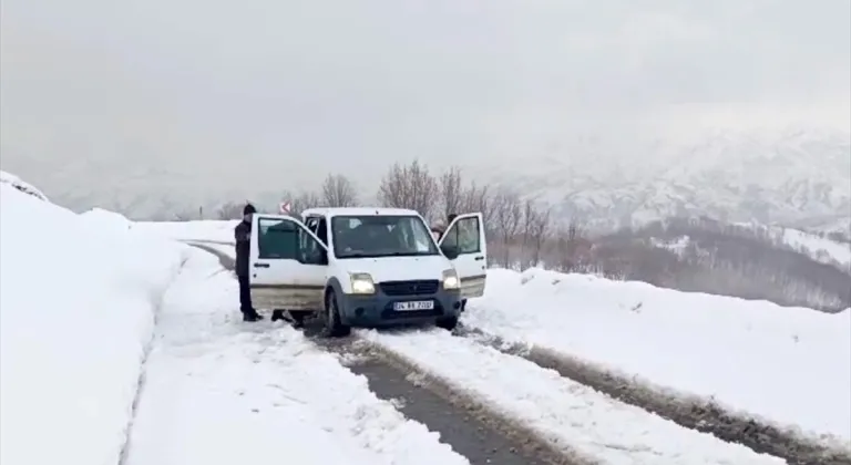 Muş'ta kar nedeniyle araçlarıyla yolda kalanlar kurtarıldı