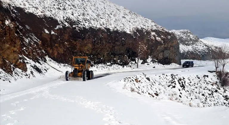 Muş'ta kardan kapanan grup köy yolu açıldı