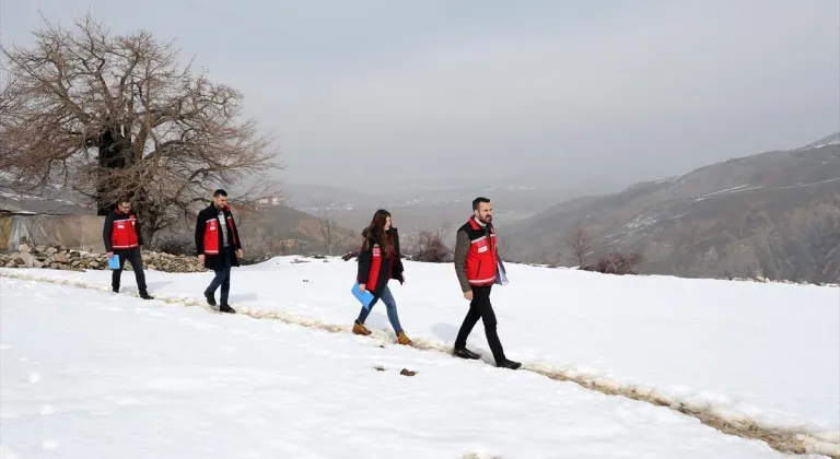 Muş'ta karlı yolları aşıp ziyaret ettikleri ailelerin ihtiyaçlarını belirliyorlar