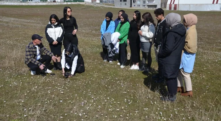 Muş'ta kursiyerler kardelenlerin açtığı bölgeyi fotoğrafladı