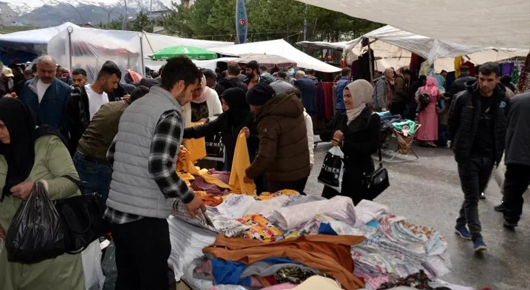 Muş'ta kurulan pazarda bayram hareketliliği yaşanıyor