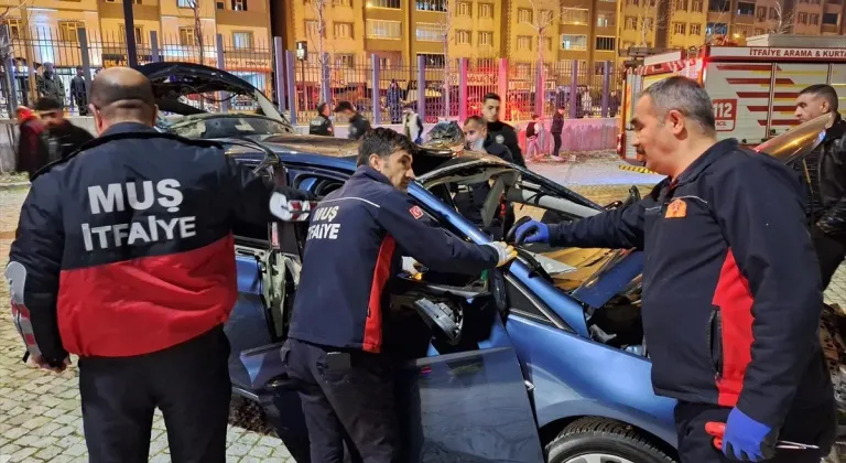 Muş'ta park halindeki otomobilde patlama oldu, sürücü yaralandı