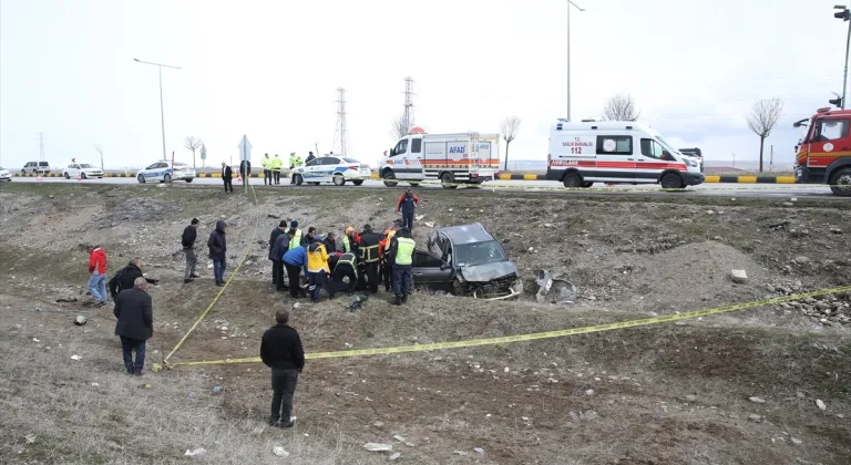 Muş'ta şarampole devrilen otomobilin sürücüsü öldü, 1 kişi yaralandı