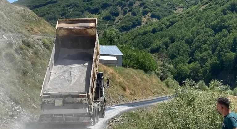 Muş'ta sıcak havanın zarar verdiği asfalt yollarda kumlama çalışması yapıldı