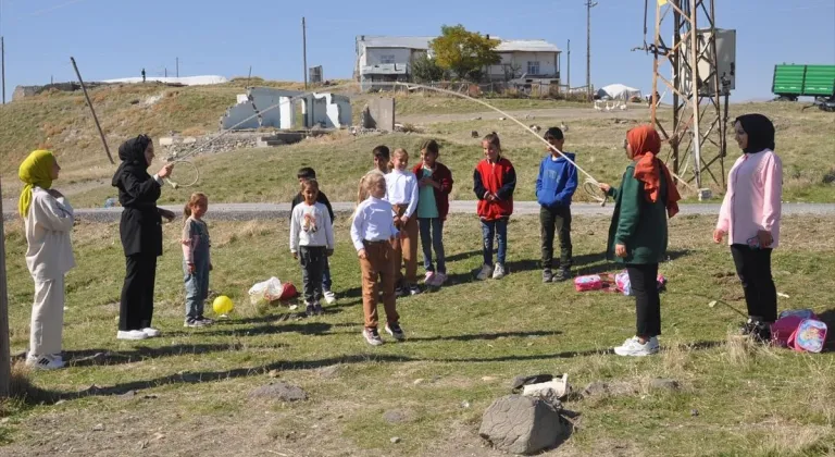 Muş'ta üniversite öğrencileri köy okulunu boyadı, öğrencilerle oyunlar oynadı