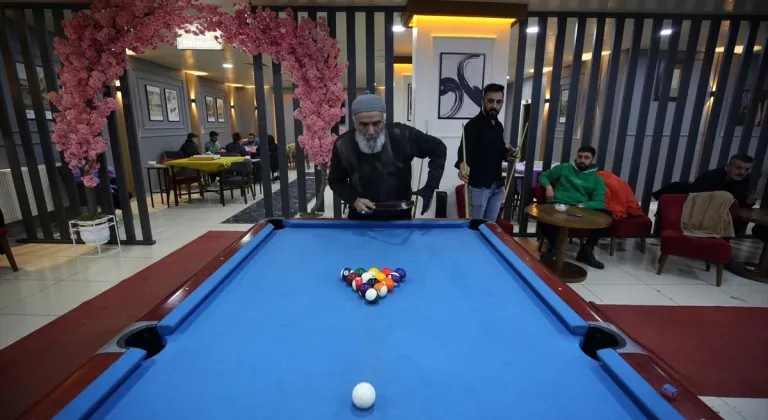 Muş'ta yaşayan 68 yaşındaki Turgut Özçilingir, bilardo tutkusuyla dikkati çekiyor