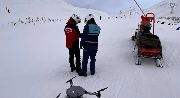 Palandöken Dağı'nda yasaklı bölgede kayak yapan ve kask takmayanlara ceza