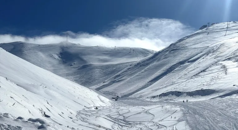 Palandöken Dağı'ndan düşen çığın bir kısmı kayak merkezinin kuzey pistine aktı