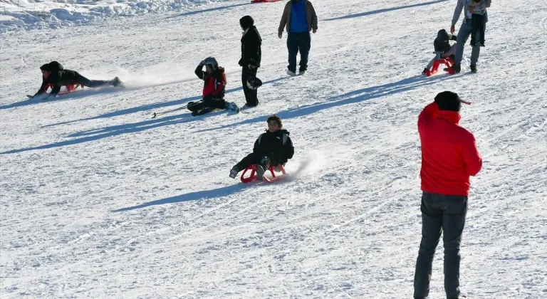 Palandöken ve Sarıkamış'taki pistler yeni yılın ilk gününde kayakseverlerle doldu