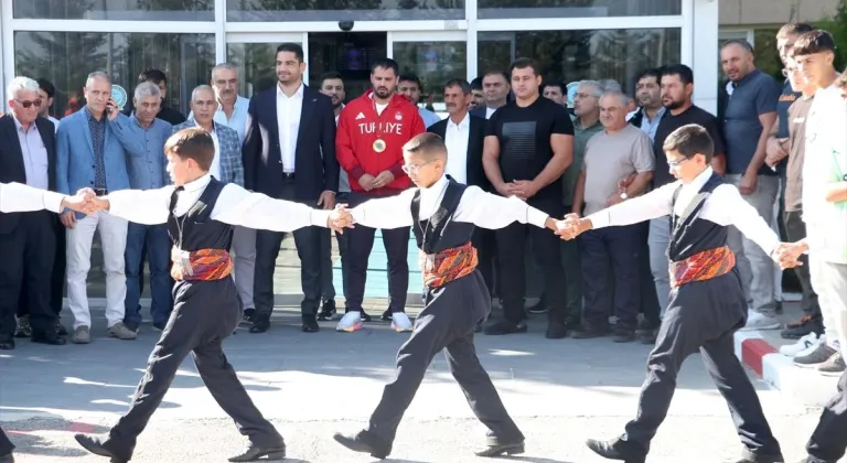 Paralimpik Oyunları şampiyonu judocu İbrahim Bölükbaşı, memleketi Erzurum'da çiçeklerle karşılandı