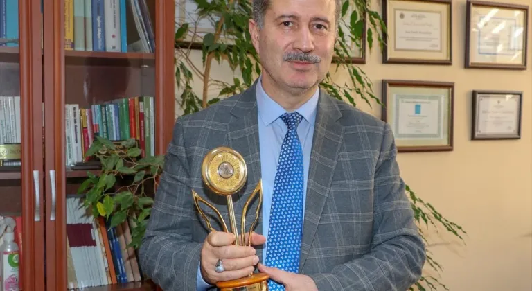 Prof. Dr. İlhami Gülçin uluslararası ödüllerini KAAN, İHA ve SİHA mühendislerine adadı