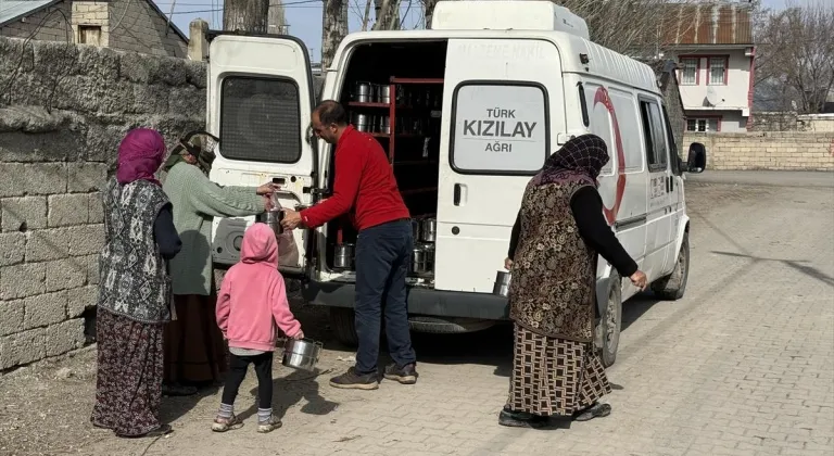 Ramazanda ihtiyaç sahiplerinin iftarlık ve sahurlukları Türk Kızılaydan