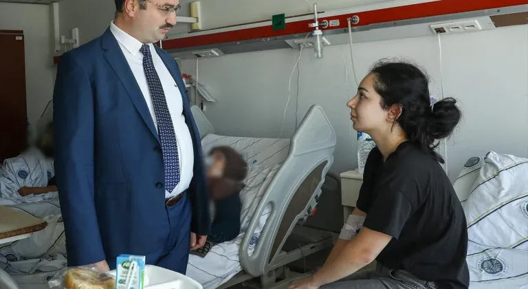 Rektör Hacımüftüoğlu, Erzurum'daki kazada anne ve babasını kaybeden öğreniciyi ziyaret etti