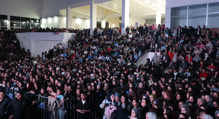 Sanatçı Merve Özbey'den Iğdır'da 8 Mart Dünya Kadınlar Günü konseri