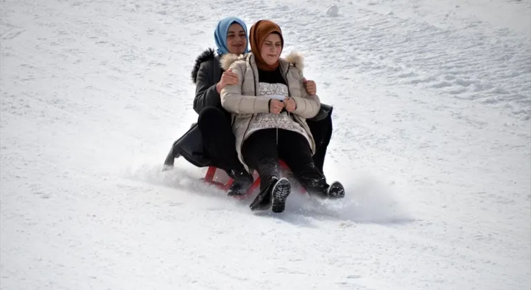 Sarıkamış Kayak Merkezi'nde ilkbaharda kayak keyfi sürüyor