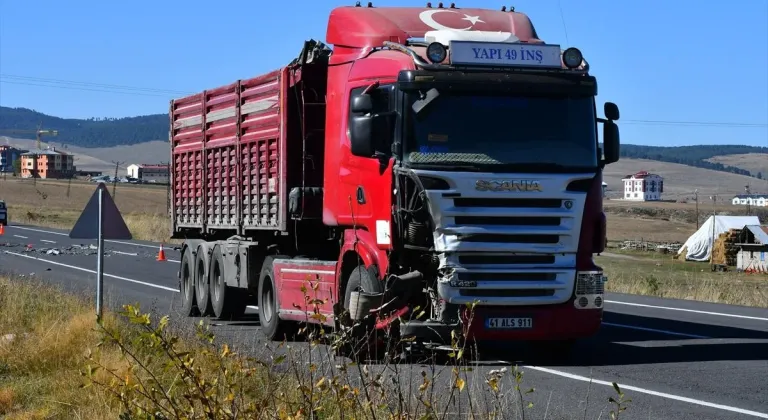 Sarıkamış'ta tırla çarpışıp takla atan otomobilin sürücüsü kazadan yara almadan kurtuldu