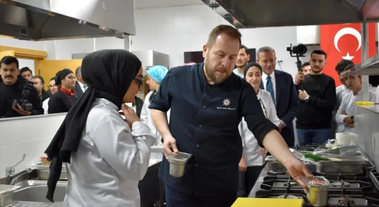 Şef Yunus Emre Akkor, Bitlis'te üniversite öğrencileriyle yemek yaptı