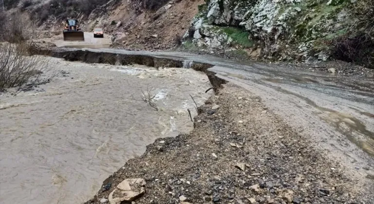 Şemdinli'de yolunda çökme yaşanan köye ulaşım sağlanamıyor