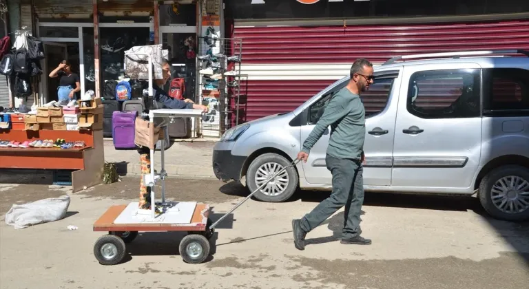 Serebral palsili oğlunu gezdirebilmek için "ayakta durma sehpası" yaptı