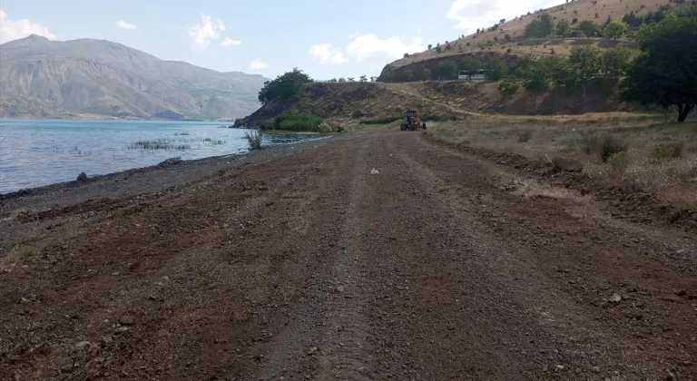 Sivrice'de Hazar Gölü çevresinde temizlik çalışması yapılıyor