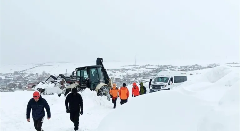 Süphan Dagı'na tırmanmak isteyen dağcılara tipi ve fırtına engel oldu