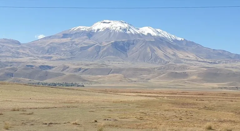 Süphan Dağı'nın zirvesi karla kaplandı