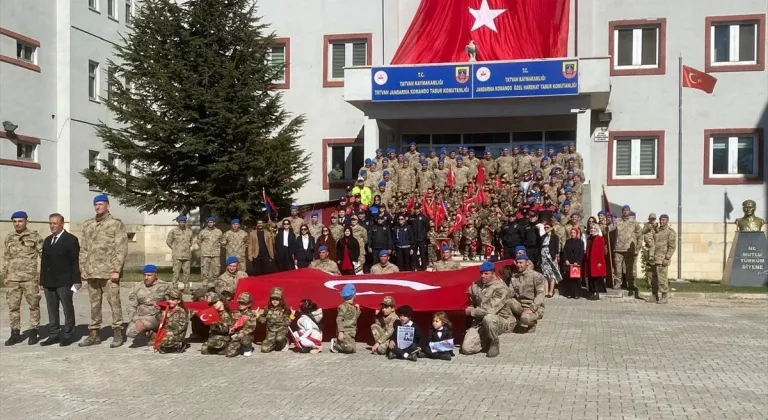 Tatvan'da minik öğrenciler Cumhuriyet Bayramı coşkusunu yaşadı