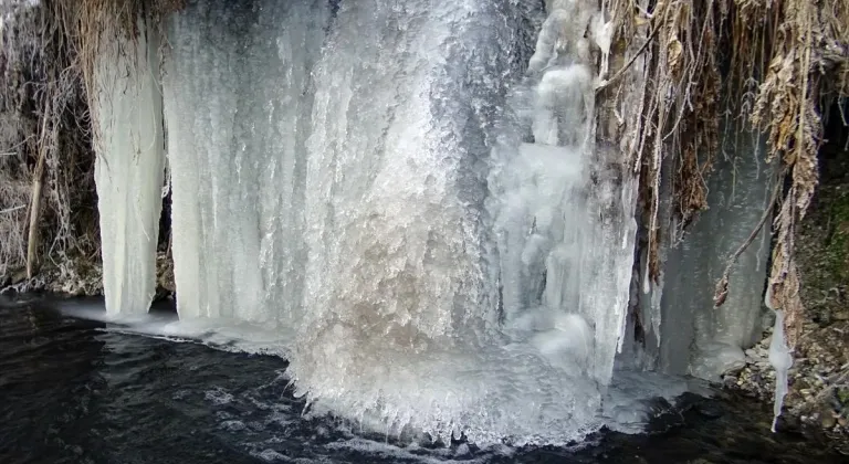 Termometrelerin eksi 22'yi gösterdiği Erzurum gece buz kesti