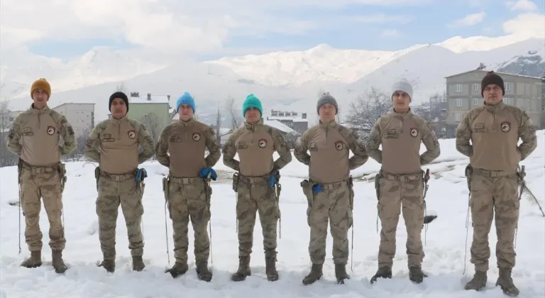 57 yaşındaki kadın ördüğü bereleri Hakkari'deki jandarmaya gönderdi