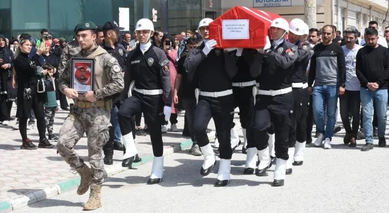 Trafik kazasında ölen polis memuru, eşi ve 2 çocuğu Malatya'da defnedildi